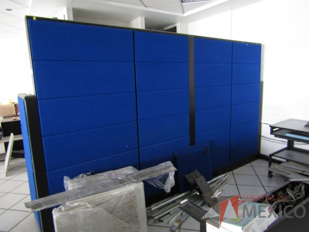 Lote 118 - Mampara divisoria de 7.5 mts con tela azul y dos gavetas empotradas - Imagen 6
