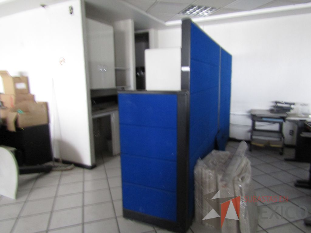 Lote 118 - Mampara divisoria de 7.5 mts con tela azul y dos gavetas empotradas