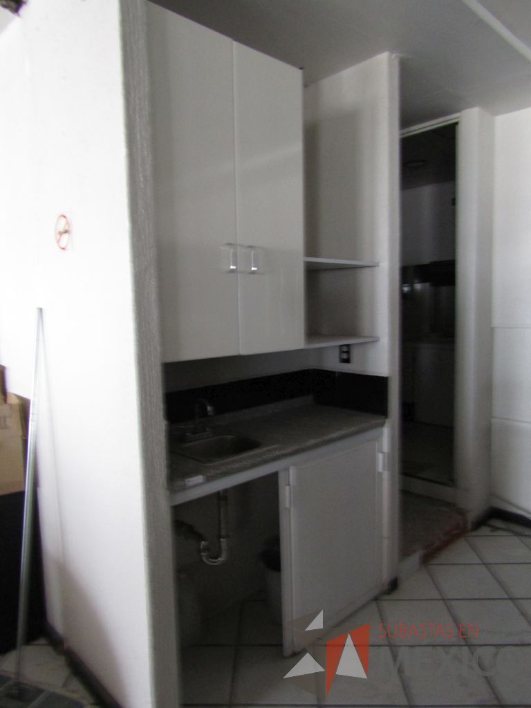 Lote 119 - Mueble con tarja y anaqueles, 2 entrepaños y dos puertas corredizas - Imagen 5