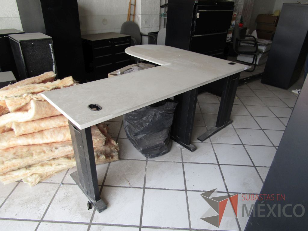 Lote 120 - Escritorio en escuadra con estructura metálica y accesorios para cables - Imagen 3