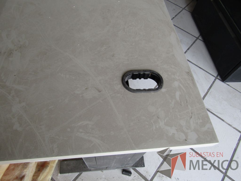 Lote 120 - Escritorio en escuadra con estructura metálica y accesorios para cables - Imagen 4