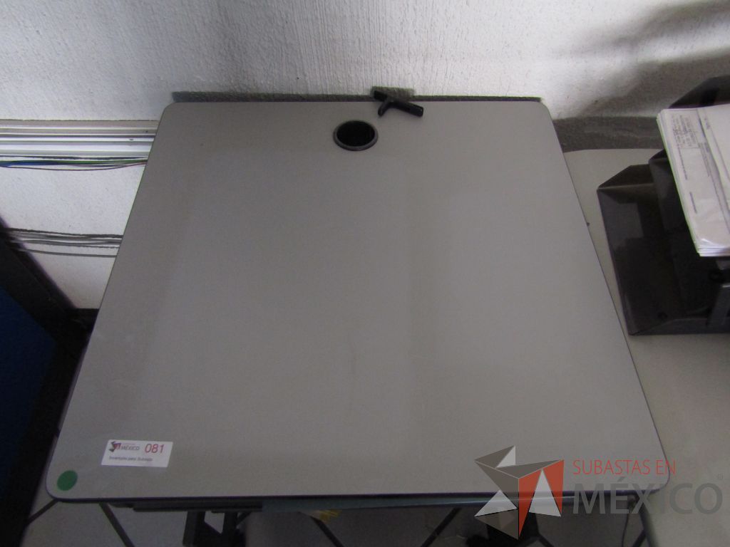 Lote 126 - Mesa de apoyo con base metálica con ruedas y un entrepaño - Imagen 3