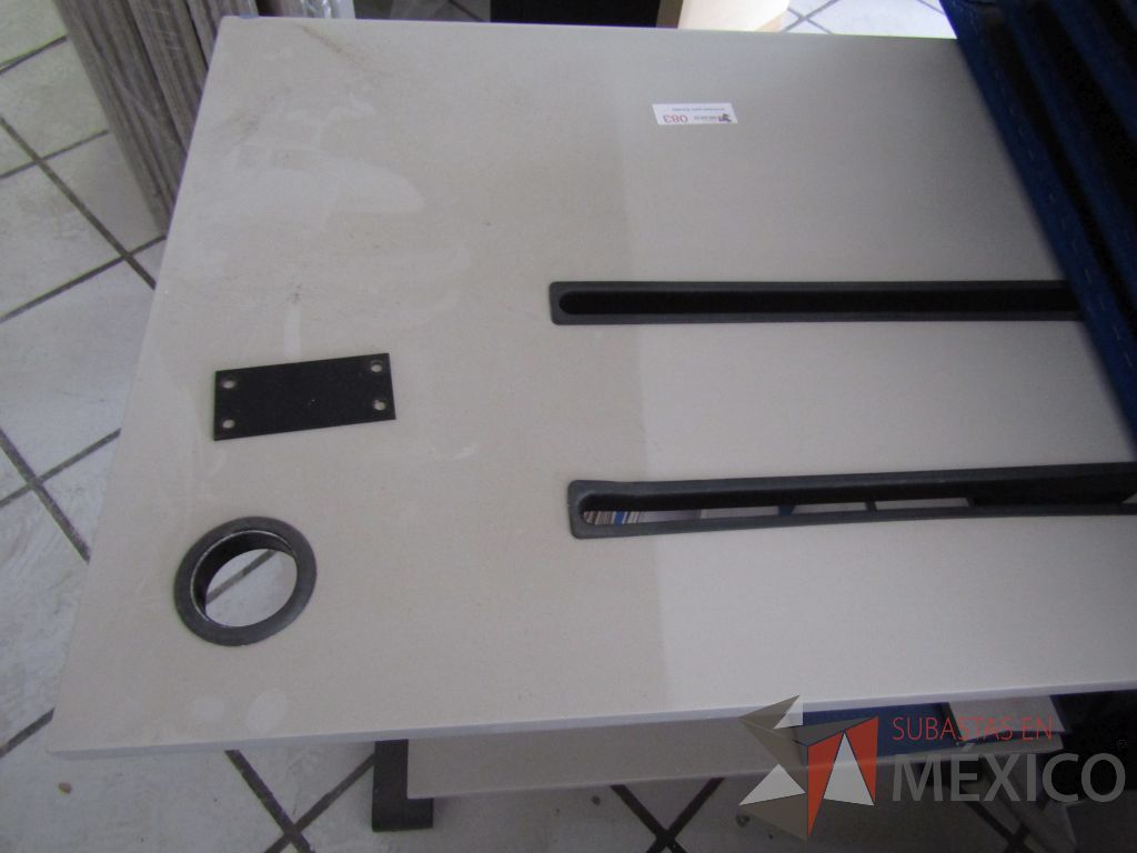 Lote 129 - Mesa de apoyo con estructura negra y ranuras para paso de hojas - Imagen 2