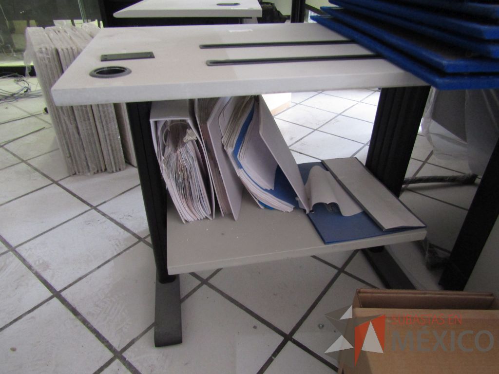 Lote 129 - Mesa de apoyo con estructura negra y ranuras para paso de hojas - Imagen 3