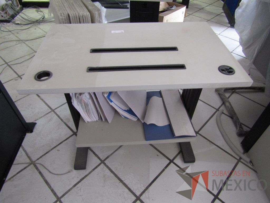 Lote 129 - Mesa de apoyo con estructura negra y ranuras para paso de hojas