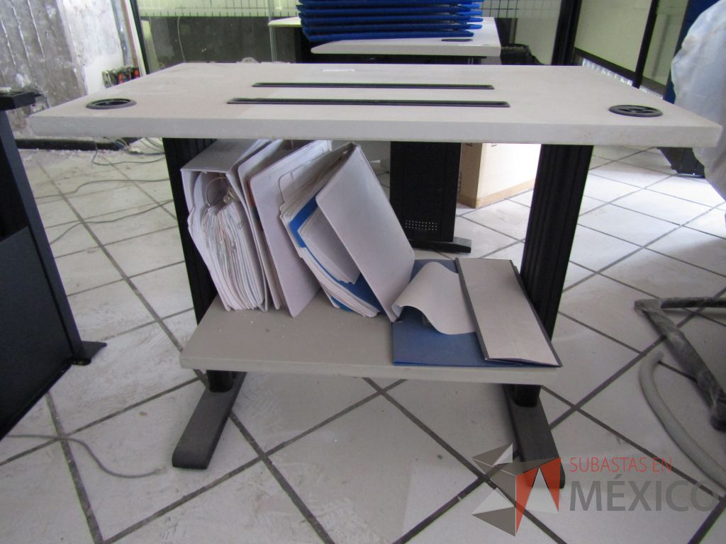 Lote 129 - Mesa de apoyo con estructura negra y ranuras para paso de hojas - Imagen 4