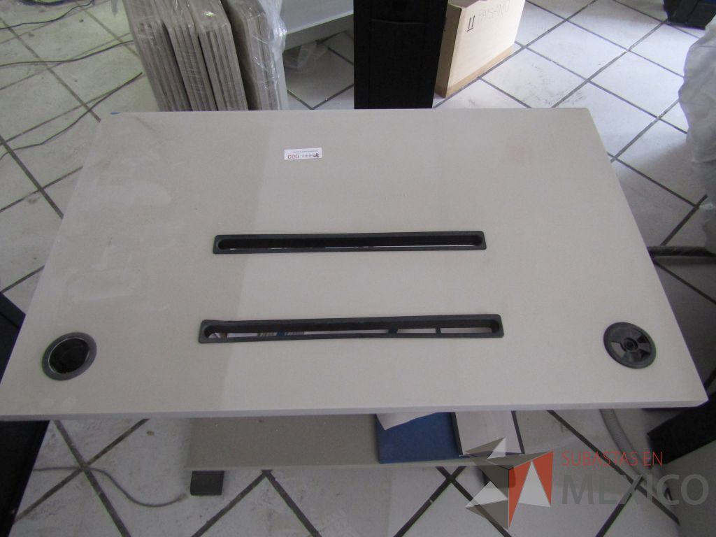 Lote 129 - Mesa de apoyo con estructura negra y ranuras para paso de hojas - Imagen 5