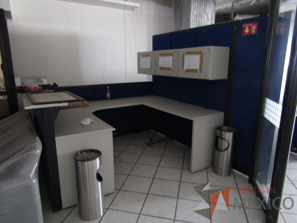 Lote 006 - Estación de trabajo para 4 personas, pizarrón blanco y 4 Archiveros verticales de 3 cajones - Imagen 4