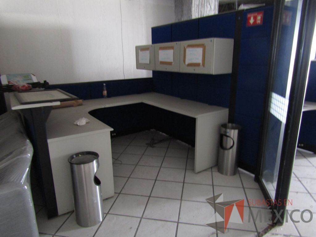 Lote 006 - Estación de trabajo para 4 personas, pizarrón blanco y 4 Archiveros verticales de 3 cajones - Imagen 5