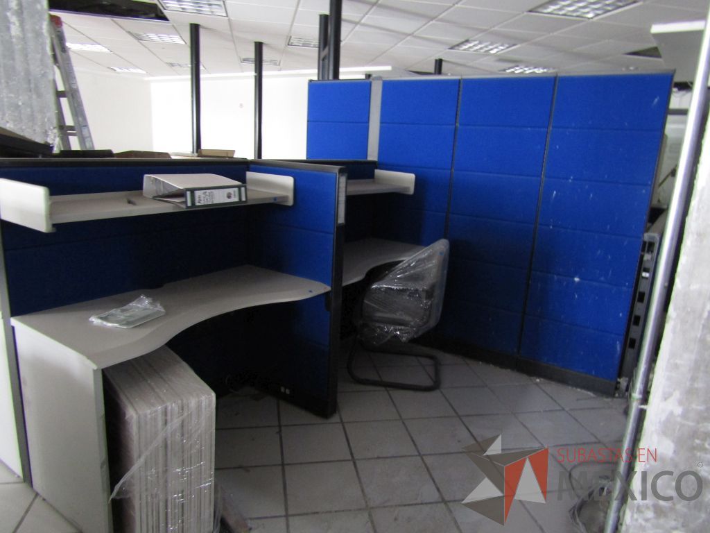 Lote 006 - Estación de trabajo para 4 personas, pizarrón blanco y 4 Archiveros verticales de 3 cajones - Imagen 6