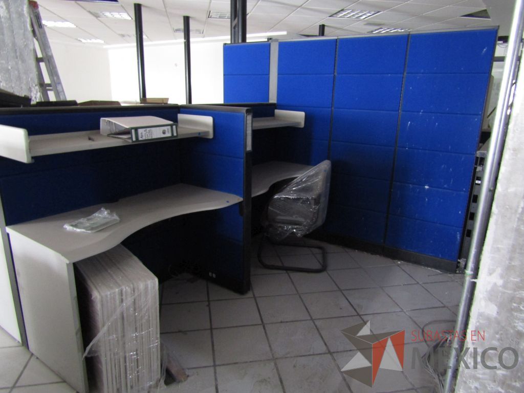 Lote 006 - Estación de trabajo para 4 personas, pizarrón blanco y 4 Archiveros verticales de 3 cajones - Imagen 7