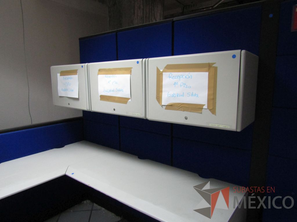 Lote 006 - Estación de trabajo para 4 personas, pizarrón blanco y 4 Archiveros verticales de 3 cajones - Imagen 20
