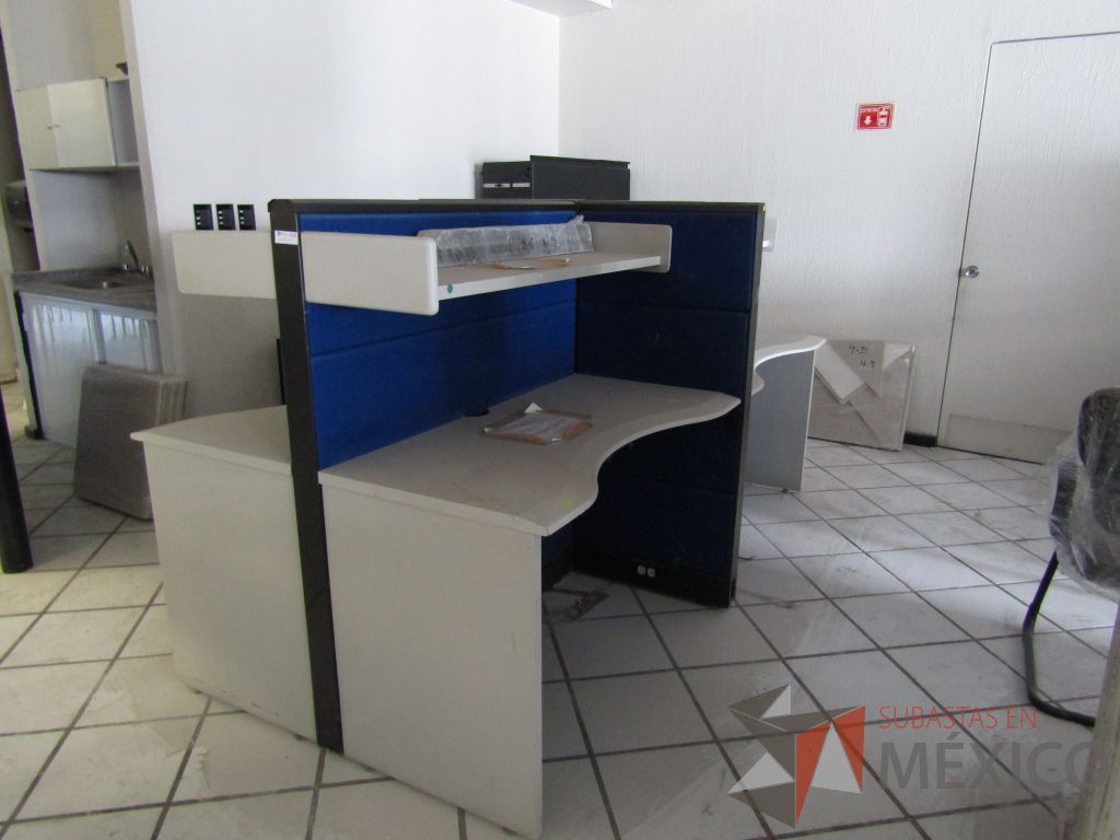 Lote 007 - Estación de trabajo para 4 personas con 4 repisas y 4 Archiveros verticales de 3 cajones - Imagen 2