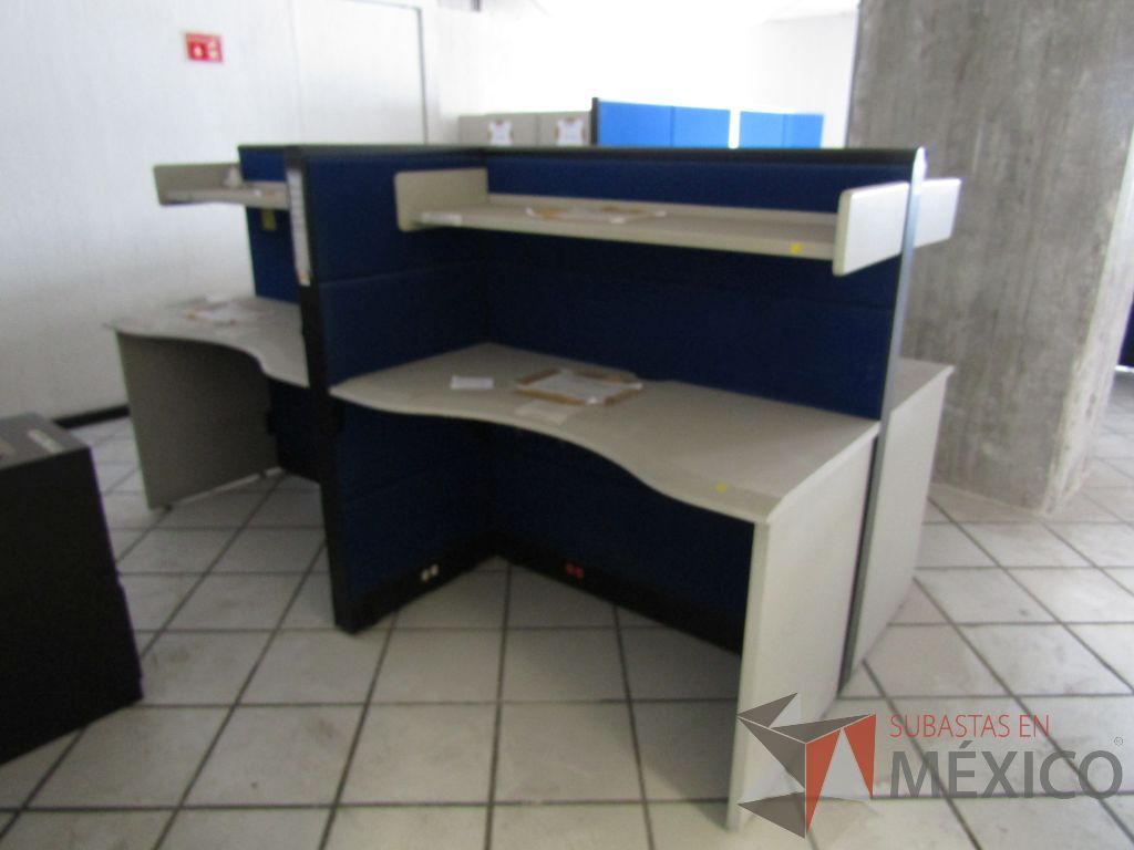 Lote 007 - Estación de trabajo para 4 personas con 4 repisas y 4 Archiveros verticales de 3 cajones