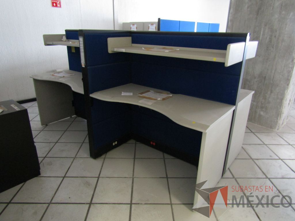 Lote 007 - Estación de trabajo para 4 personas con 4 repisas y 4 Archiveros verticales de 3 cajones - Imagen 3