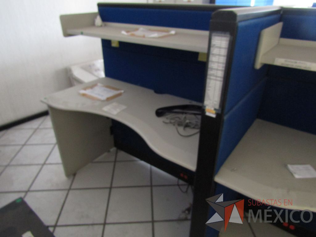 Lote 007 - Estación de trabajo para 4 personas con 4 repisas y 4 Archiveros verticales de 3 cajones - Imagen 9