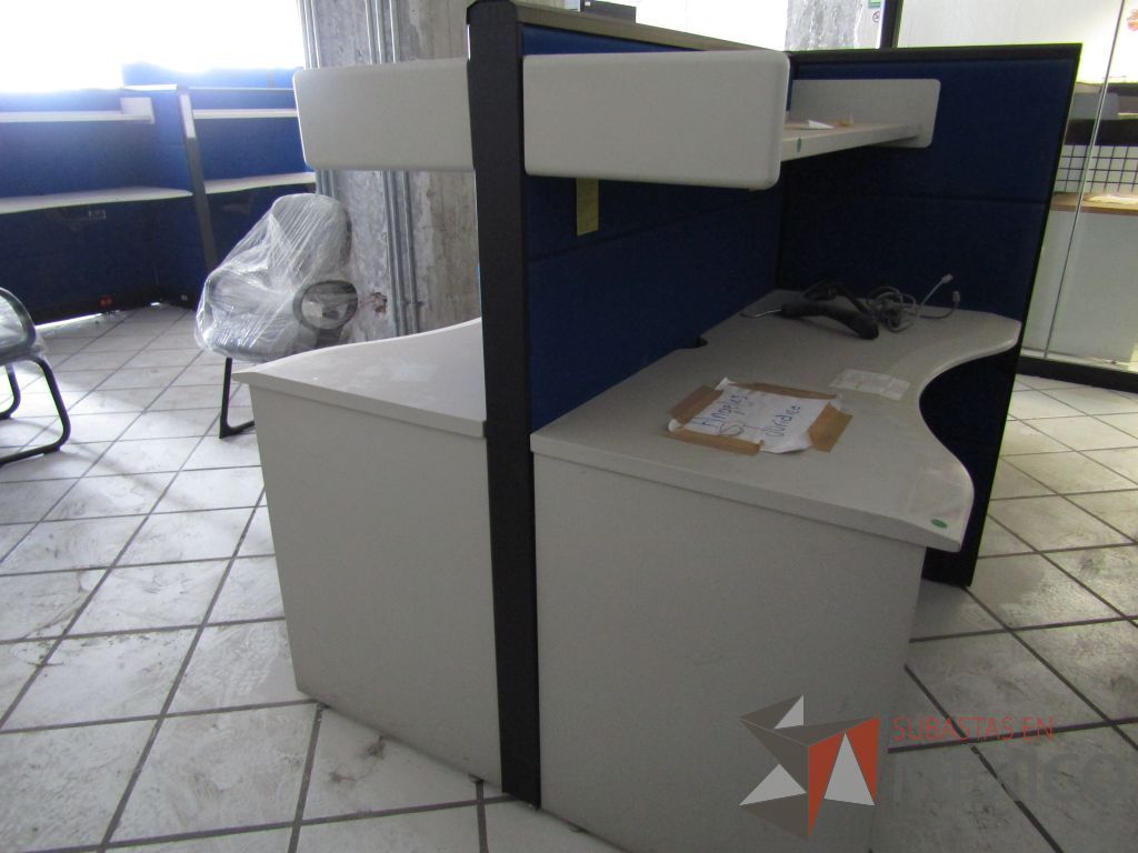 Lote 007 - Estación de trabajo para 4 personas con 4 repisas y 4 Archiveros verticales de 3 cajones - Imagen 10