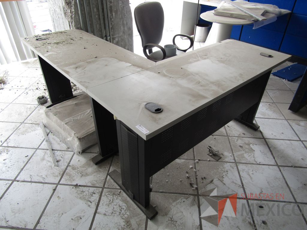 Lote 146 - Escritorio en L estructura metaliza negra y cubierta color gris