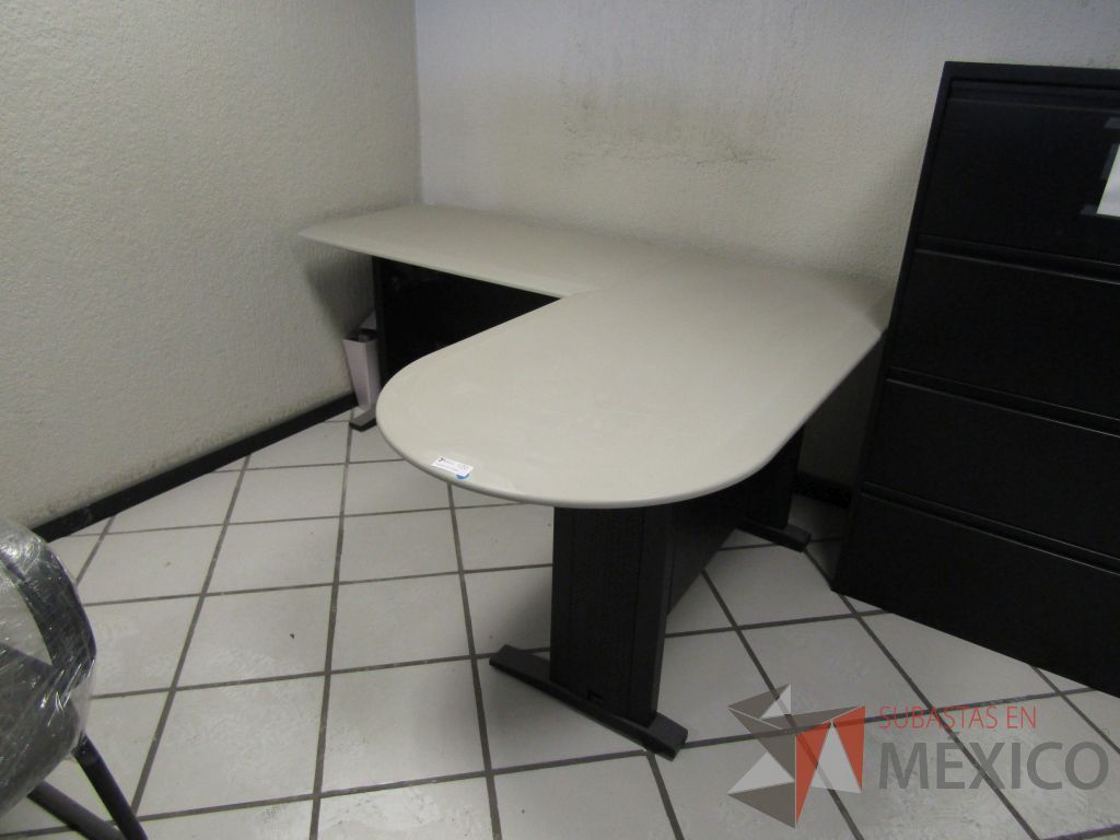 Lote 149 - Escritorio en escuadra estructura metaliza negra y cubierta color gris