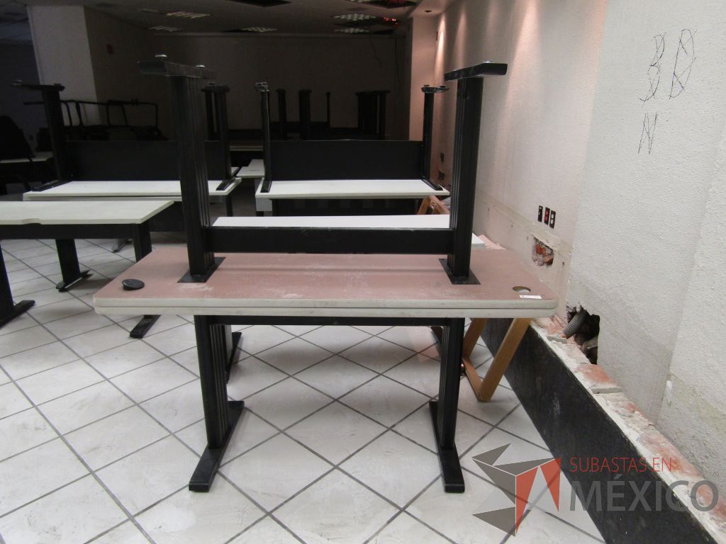 Lote 015 - 2Escritorio con estructura metálica color negro cubierta color gris y pizarrón blanco - Imagen 7