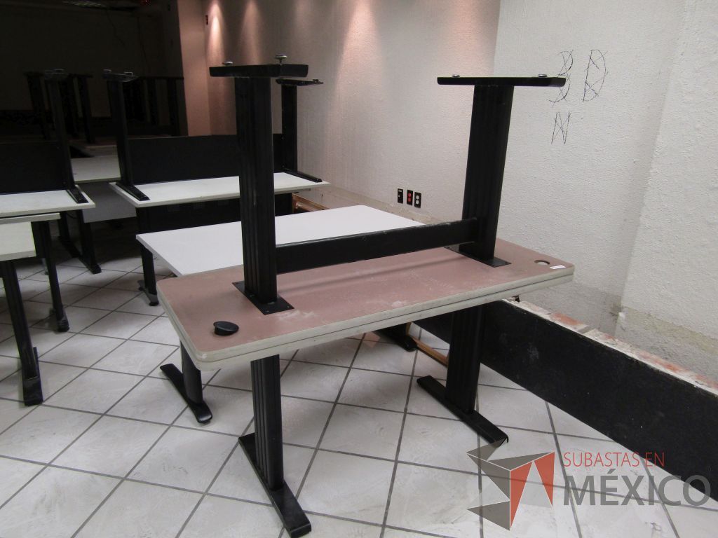 Lote 015 - 2Escritorio con estructura metálica color negro cubierta color gris y pizarrón blanco - Imagen 8