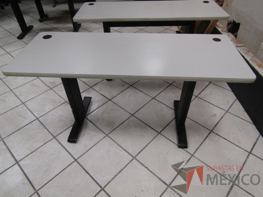 Lote 015 - 2Escritorio con estructura metálica color negro cubierta color gris y pizarrón blanco - Imagen 9