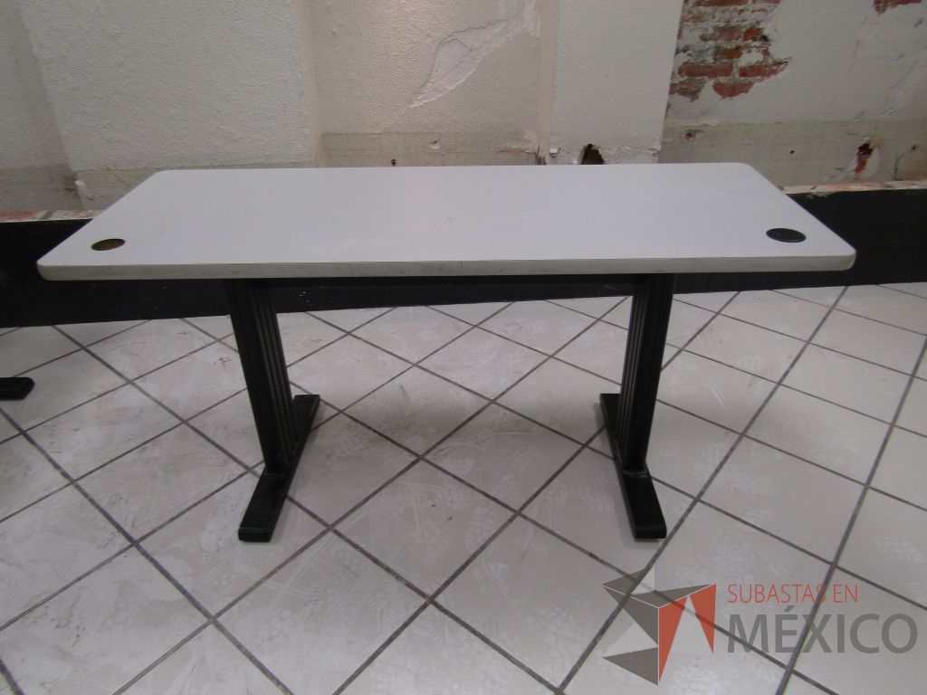 Lote 015 - 2Escritorio con estructura metálica color negro cubierta color gris y pizarrón blanco - Imagen 10