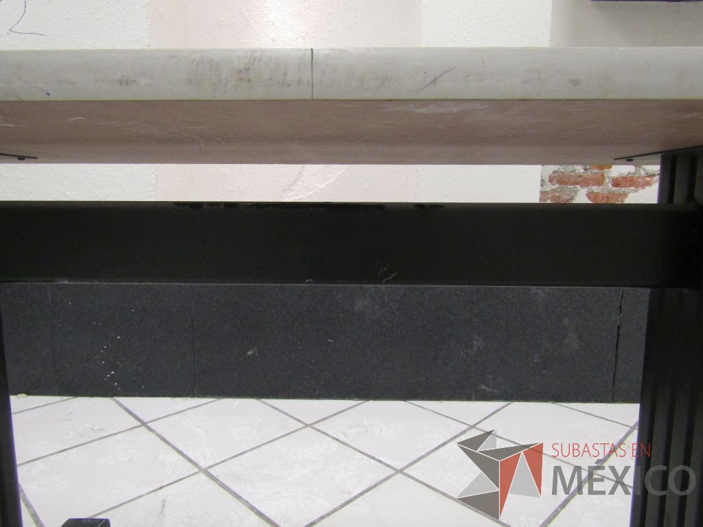 Lote 015 - 2Escritorio con estructura metálica color negro cubierta color gris y pizarrón blanco - Imagen 16
