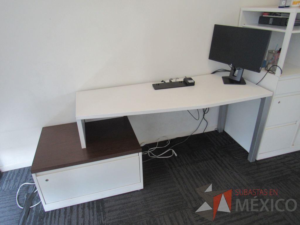 Lote 054 - Escritorio en escuadra en 2 piezas con escritorio fijo, escritorio con ruedas y gabinete de 1 cajón color blanco - Imagen 11