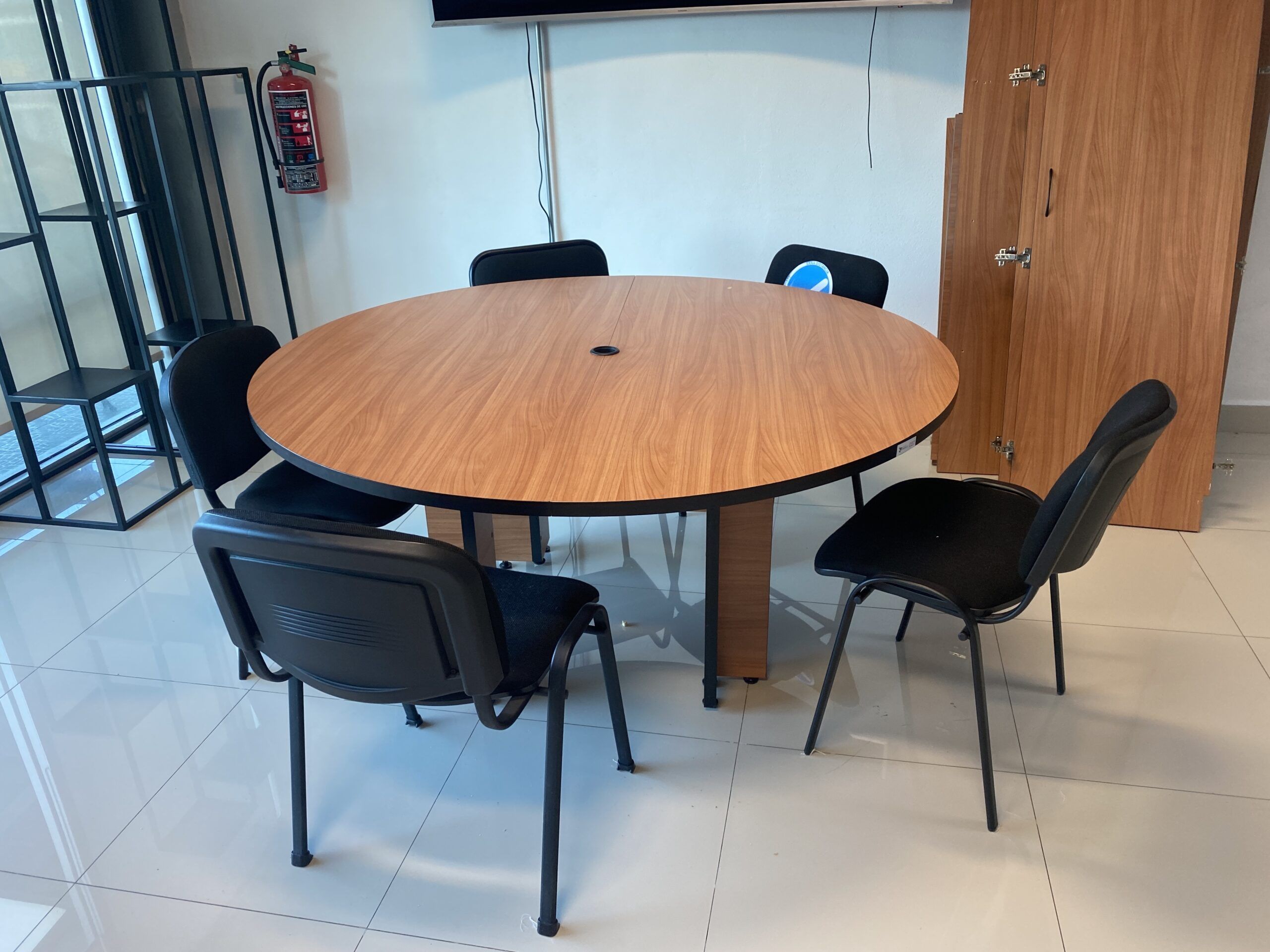 Lote 146 - Mesa de trabajo circular para 4 personas con base y cubierta color café - Imagen 2