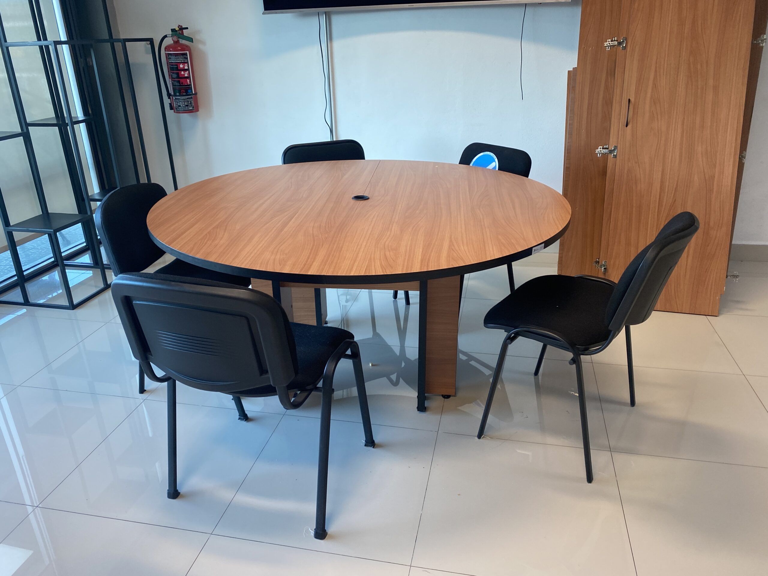 Lote 146 - Mesa de trabajo circular para 4 personas con base y cubierta color café