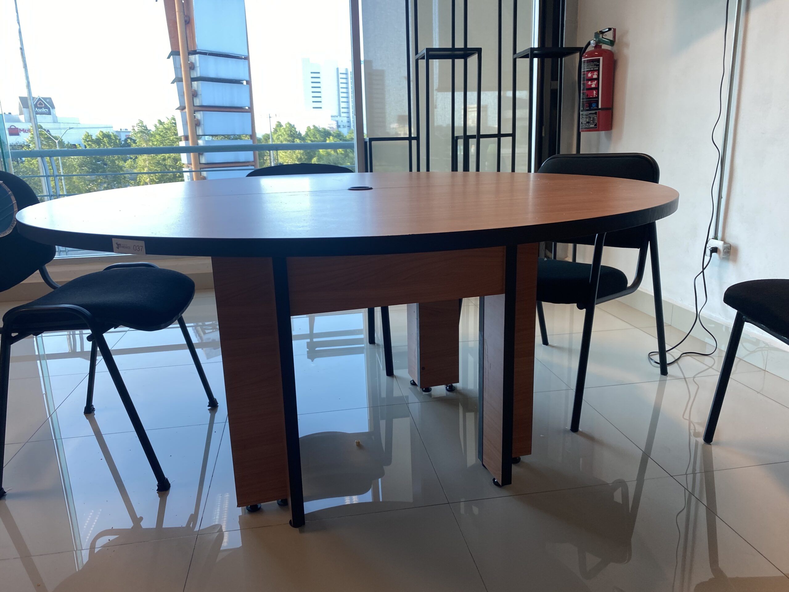 Lote 146 - Mesa de trabajo circular para 4 personas con base y cubierta color café - Imagen 4