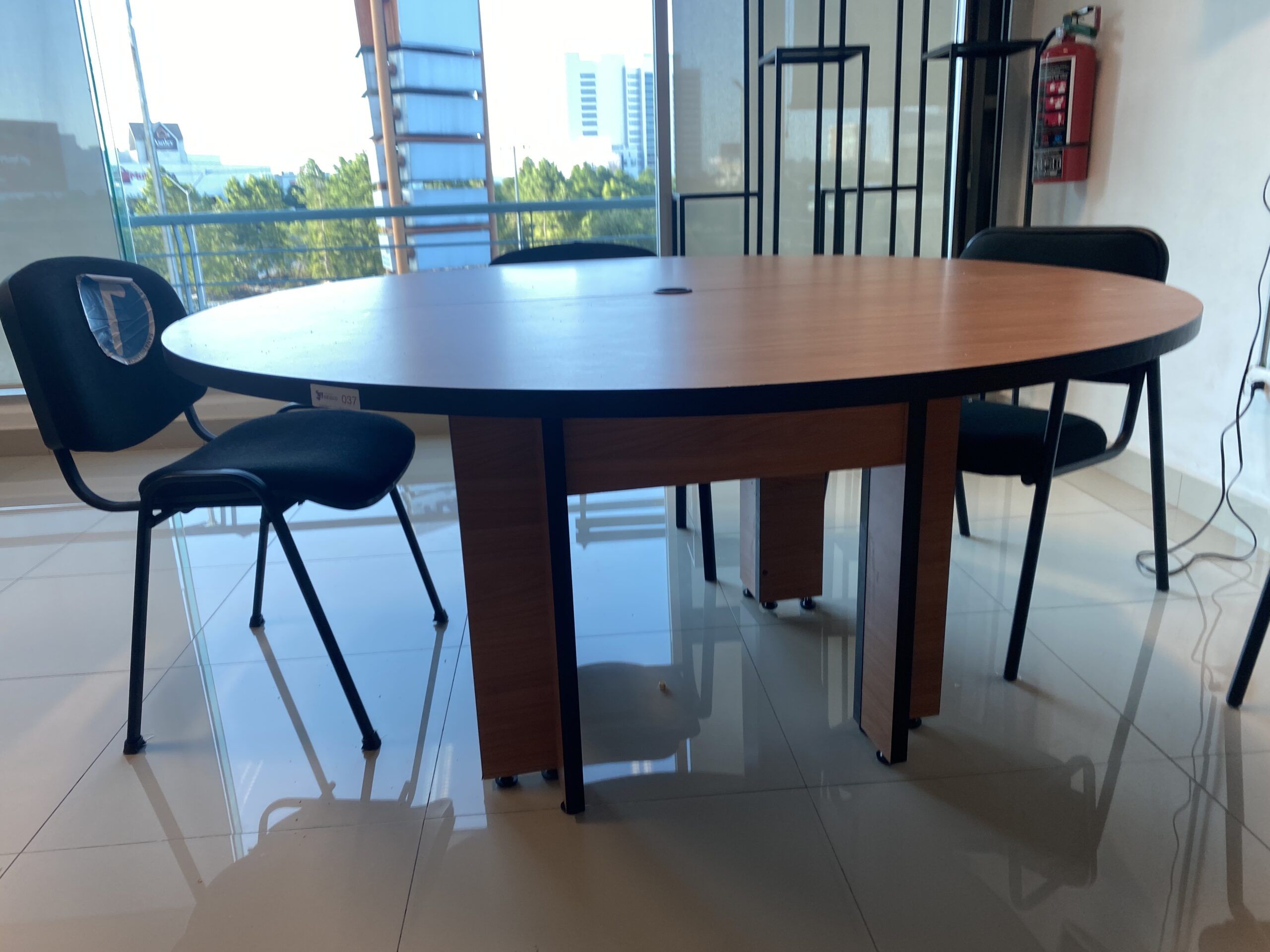 Lote 146 - Mesa de trabajo circular para 4 personas con base y cubierta color café - Imagen 5