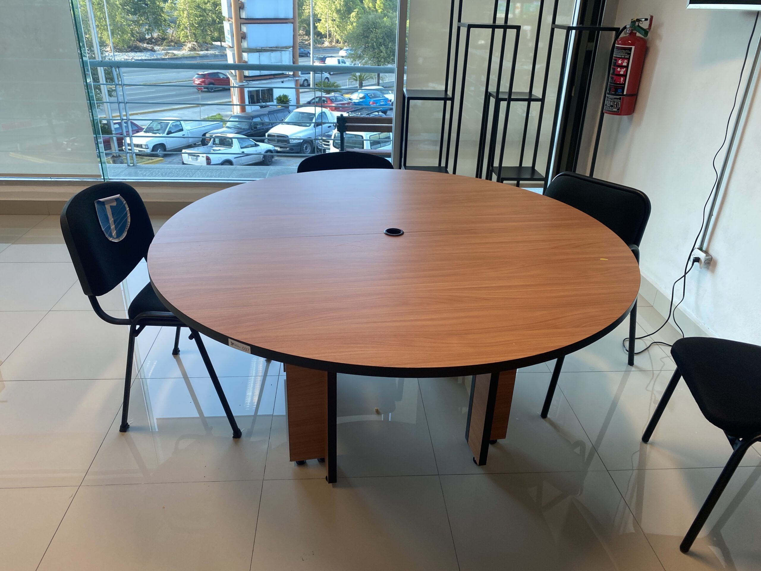 Lote 146 - Mesa de trabajo circular para 4 personas con base y cubierta color café - Imagen 6