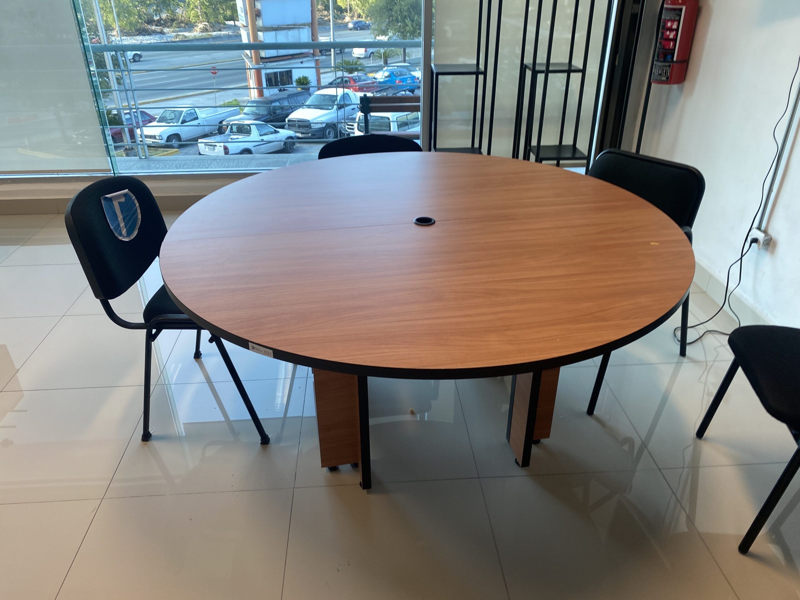 Lote 146 - Mesa de trabajo circular para 4 personas con base y cubierta color café - Imagen 7