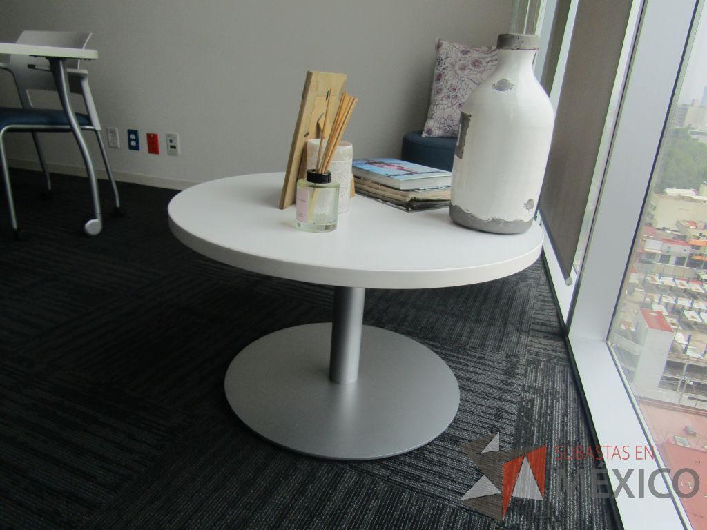Lote 065 - Mesa de apoyo circular con base metálica y cubierta color blanco - Imagen 6