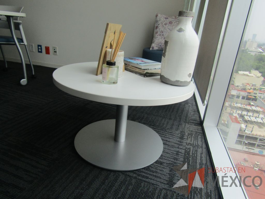 Lote 065 - Mesa de apoyo circular con base metálica y cubierta color blanco - Imagen 7