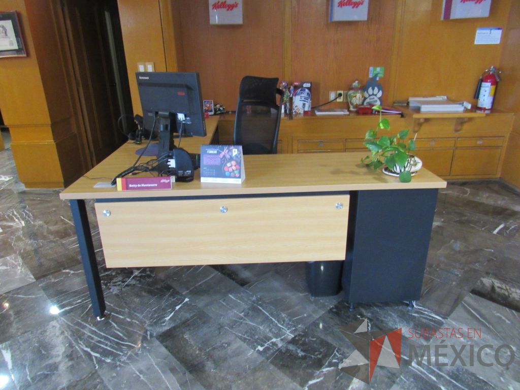 Lote 011 - Escritorio en escuadra de costado derecho con gabinete de pedestal de 2 cajones - Imagen 2