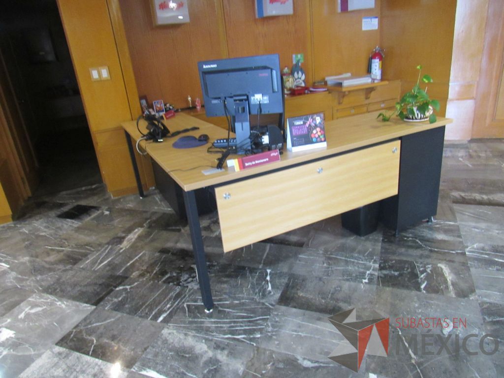Lote 011 - Escritorio en escuadra de costado derecho con gabinete de pedestal de 2 cajones - Imagen 3