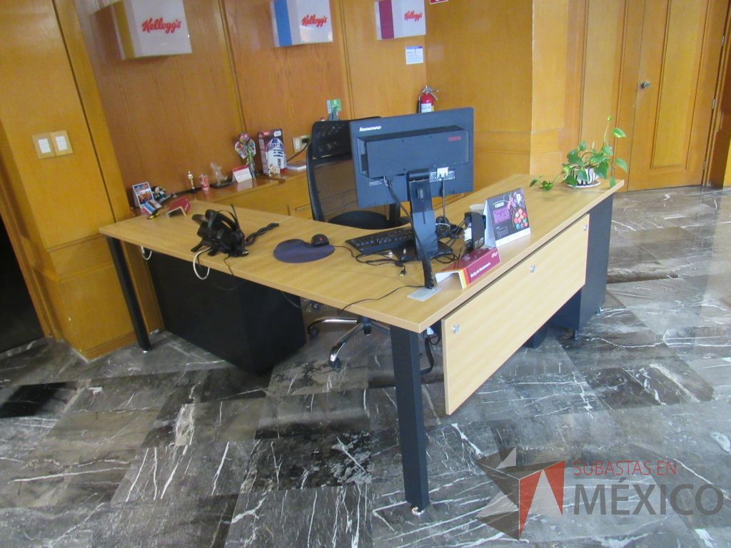 Lote 011 - Escritorio en escuadra de costado derecho con gabinete de pedestal de 2 cajones
