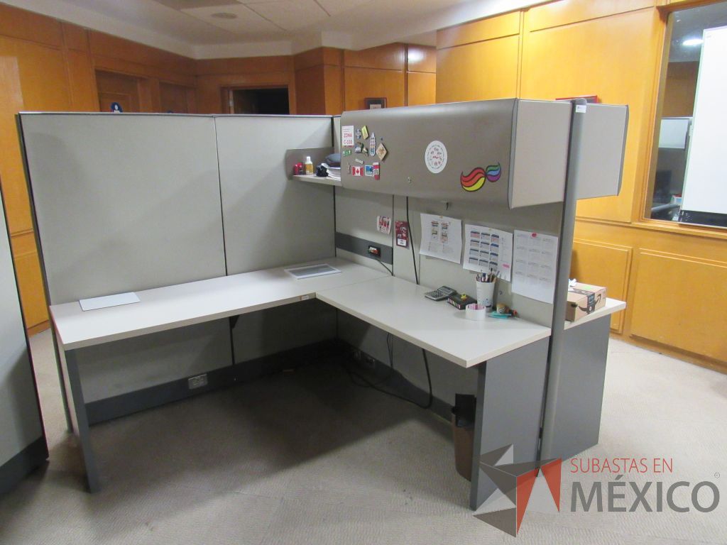 Lote 050 - Estación de trabajo de mampara alta para 2 personas con 1 archivero de pedestal de 3 cajones - Imagen 2