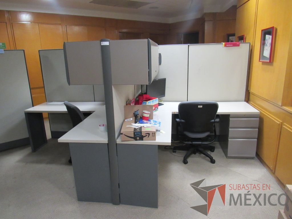 Lote 050 - Estación de trabajo de mampara alta para 2 personas con 1 archivero de pedestal de 3 cajones - Imagen 4