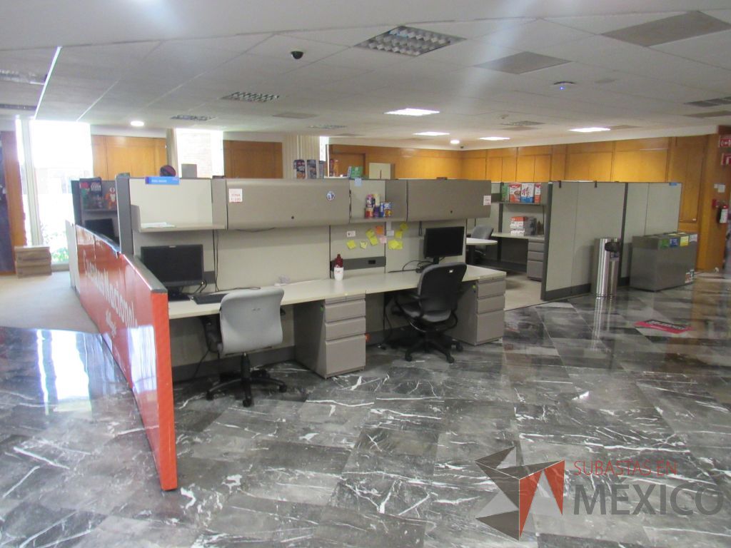 Lote 012 - Estación de trabajo de mampara alta para 12 personas con 14 archiveros de pedestal de 3 cajones - Imagen 3