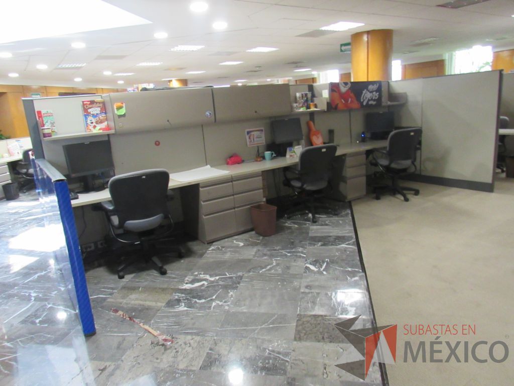 Lote 061 - Estación de trabajo de mampara alta para 12 personas con 9 archiveros de pedestal de 3 cajones, 12 gavetas, 16 repisas - Imagen 4