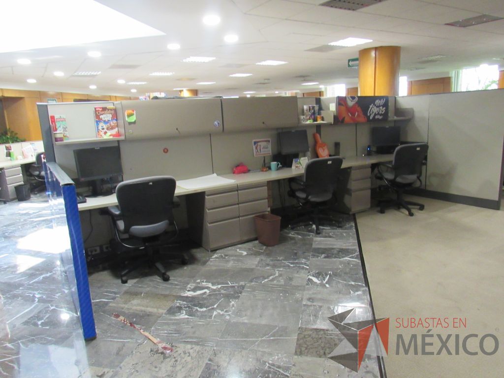 Lote 061 - Estación de trabajo de mampara alta para 12 personas con 9 archiveros de pedestal de 3 cajones, 12 gavetas, 16 repisas - Imagen 5