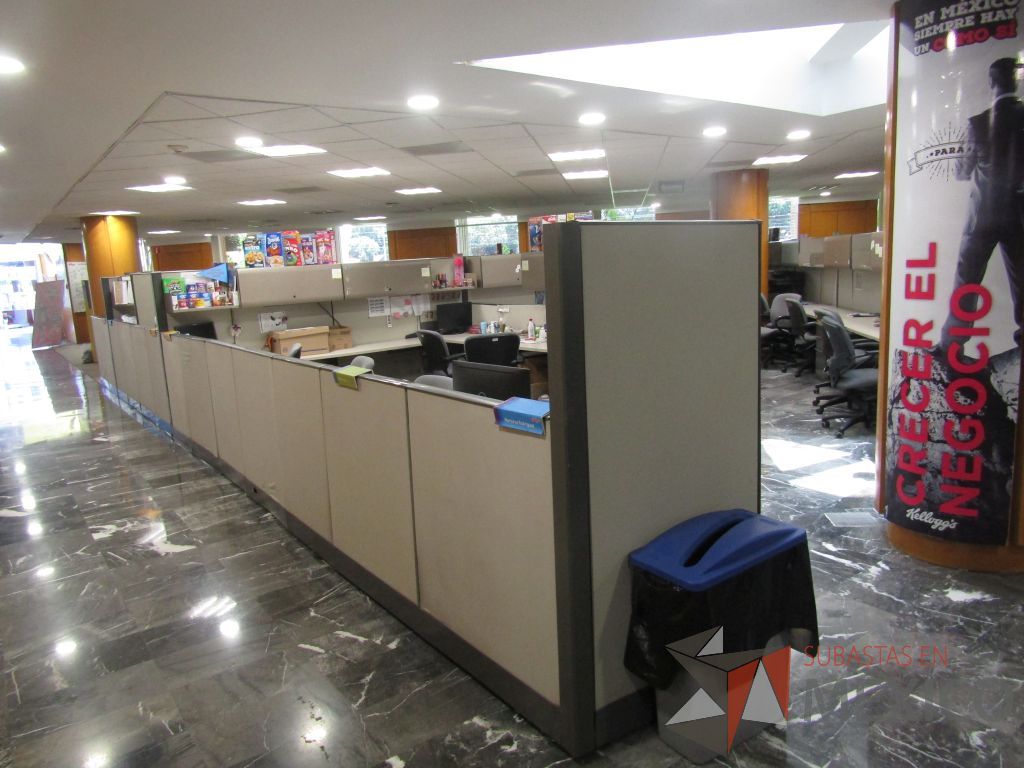 Lote 062 - Estación de trabajo de mampara alta para 14 personas con 13 archiveros de pedestal de 3 cajones - Imagen 2