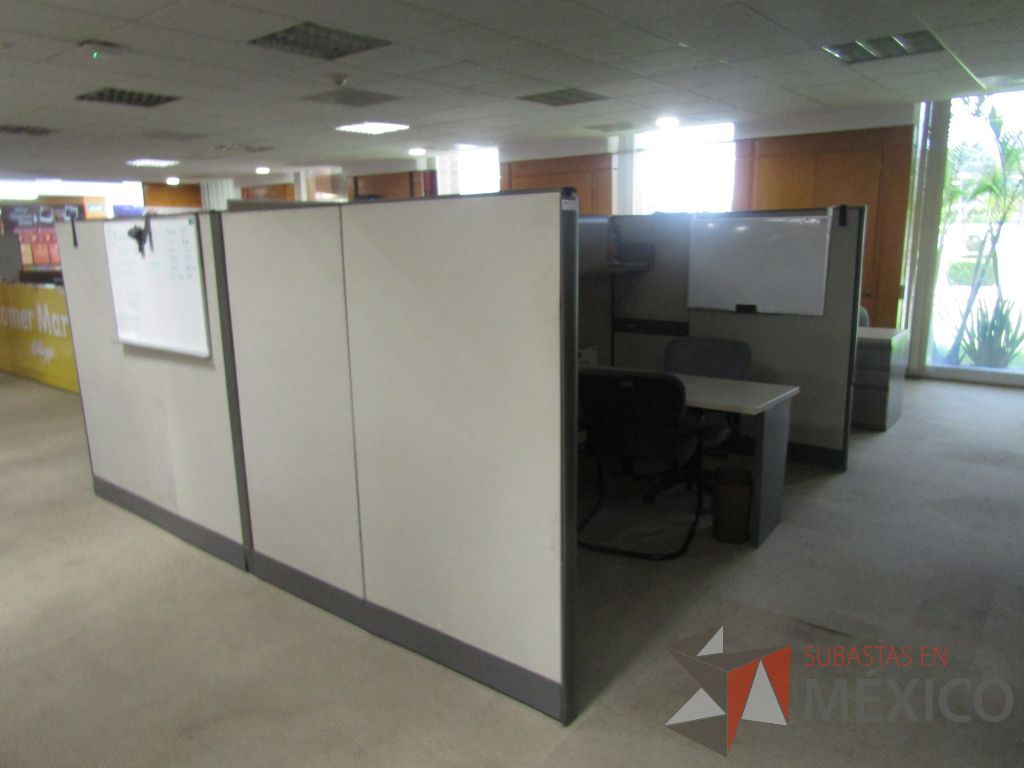 Lote 063 - Estación de trabajo de mampara alta para 4 personas con 4 archiveros de pedestal de 3 cajones - Imagen 2