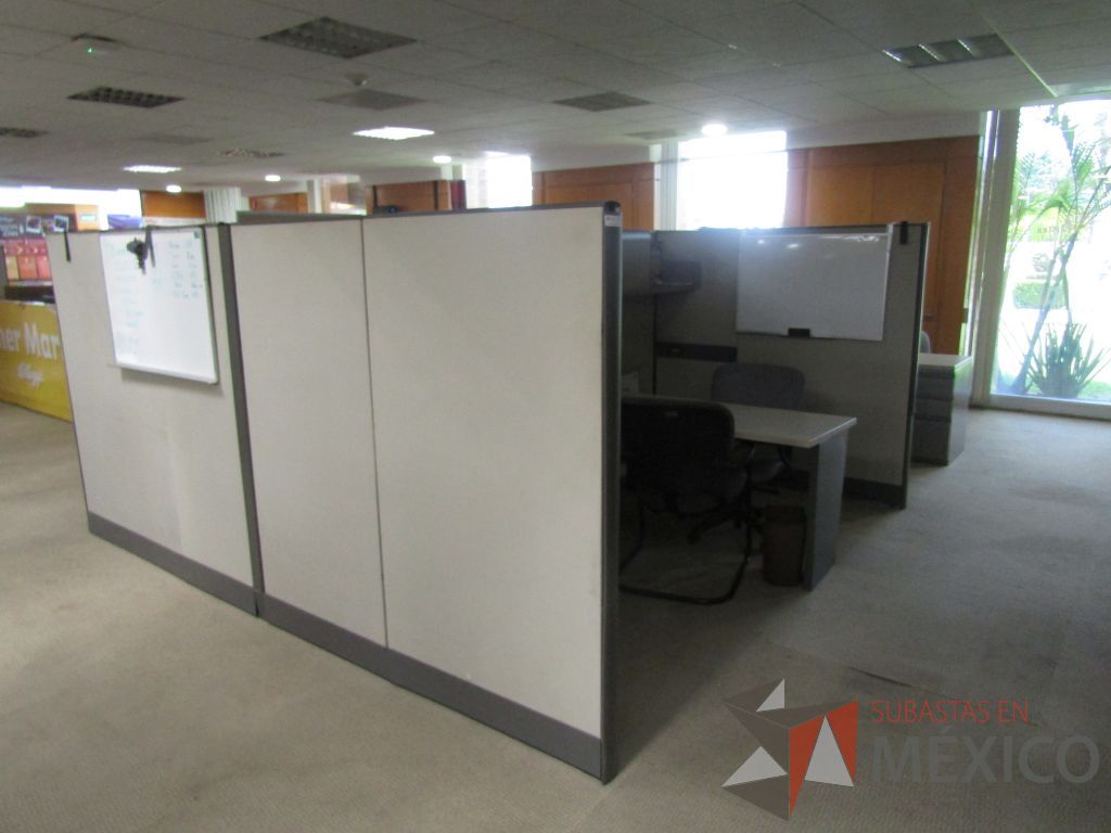 Lote 063 - Estación de trabajo de mampara alta para 4 personas con 4 archiveros de pedestal de 3 cajones - Imagen 3