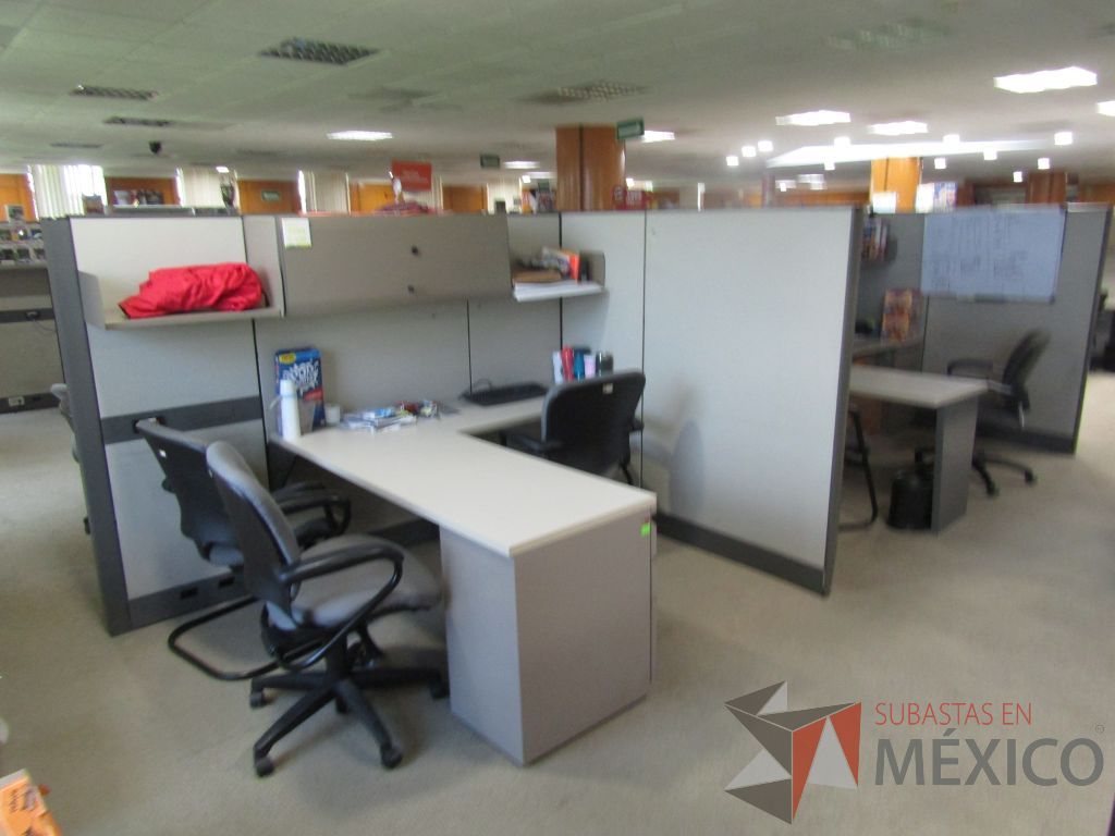 Lote 063 - Estación de trabajo de mampara alta para 4 personas con 4 archiveros de pedestal de 3 cajones