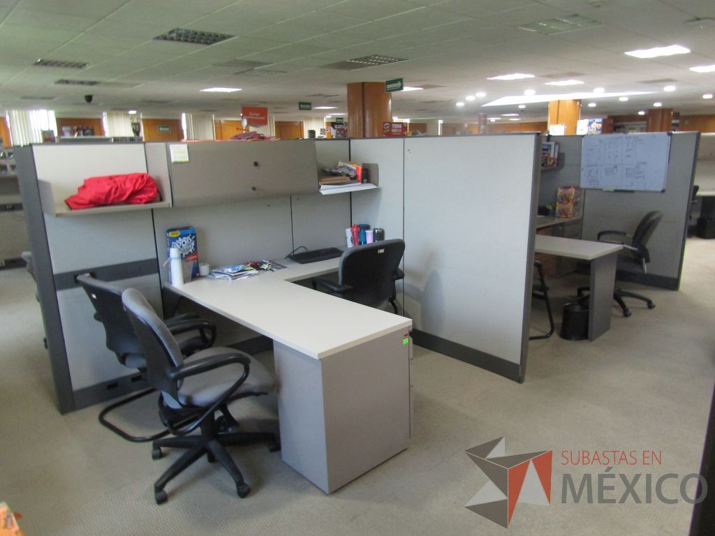 Lote 063 - Estación de trabajo de mampara alta para 4 personas con 4 archiveros de pedestal de 3 cajones - Imagen 5